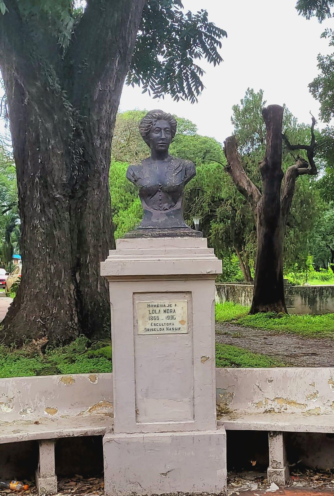 BUSTO DE LOLA MORA